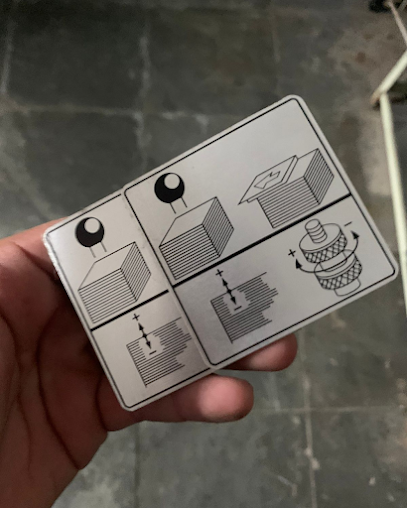 Placa metálica com instruções técnicas ilustradas